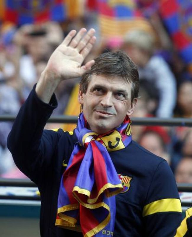 Tito Vilanova, entrenador del Barcelona, saluda a los aficionados