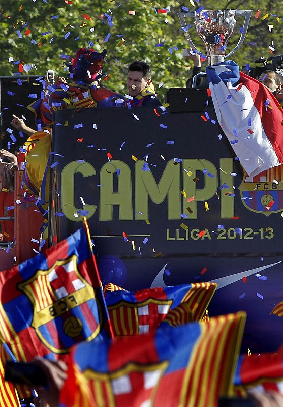 Leo Messi junto a la Copa de la Liga