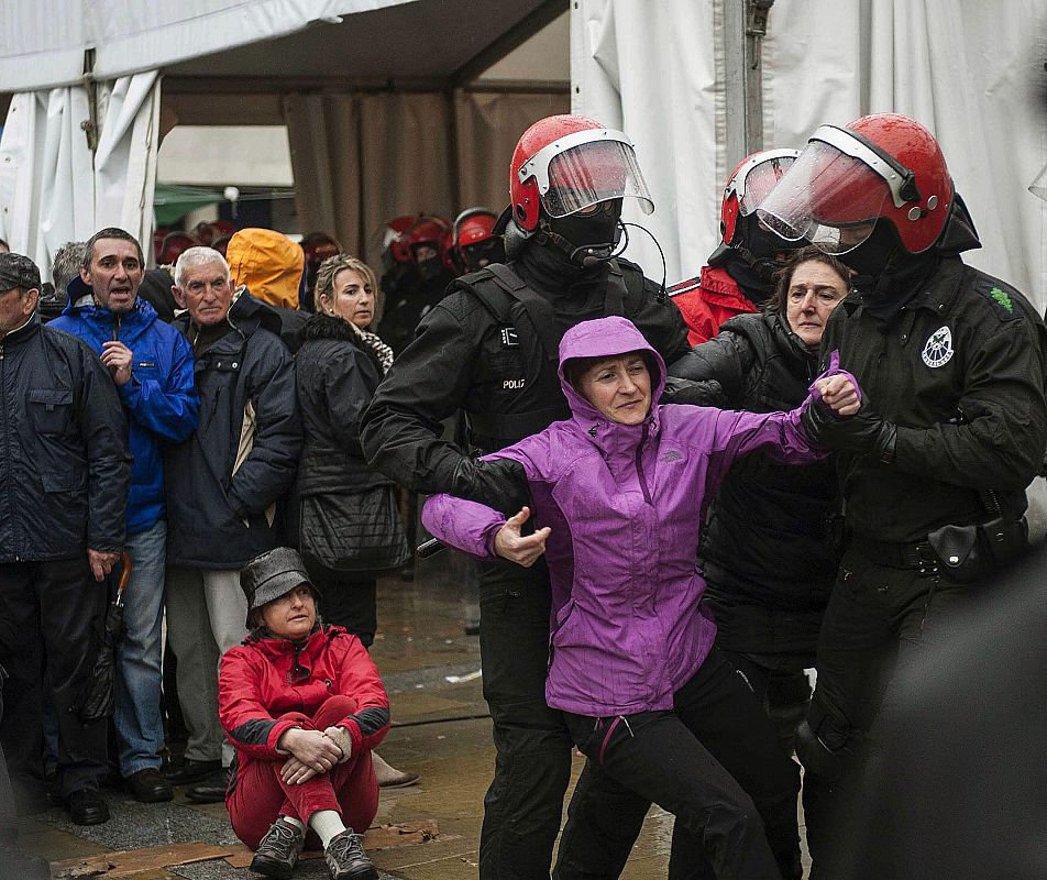 La alcaldesa de Ondarroa, Argia Ituarte, es evacuada por tratar de entorpecer la detención de la colaboradora con ETA