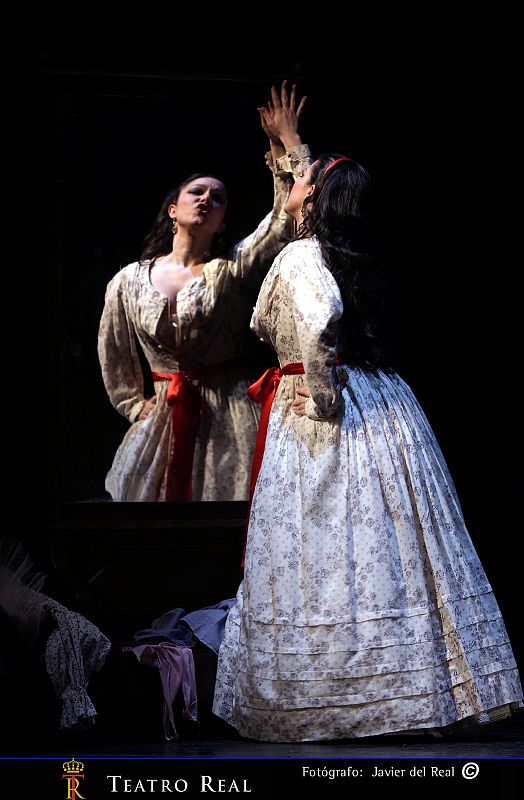 La historia de Don Pasquale se centra en la figura de un anciano rico y un poco avaro que se siente muy joven y decide casarse. Su amigo, el doctor Malatesta, le aconseja que contraiga matrimonio con su hermana, que ha estado recluída en un convento;