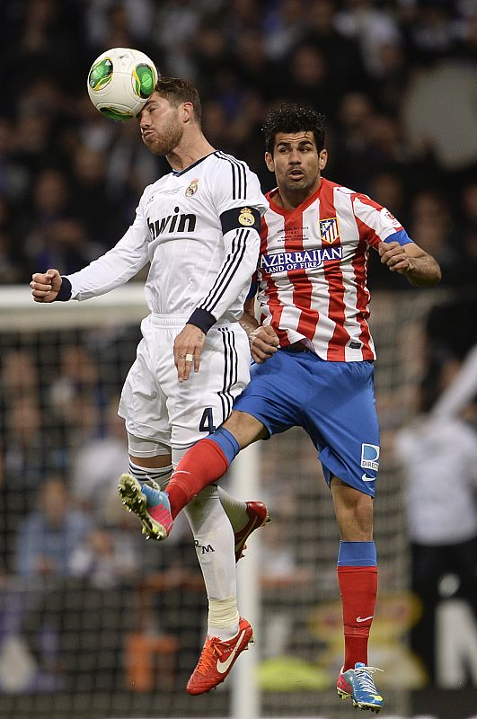 Sergio Ramos pelea un balón con Diego Costa