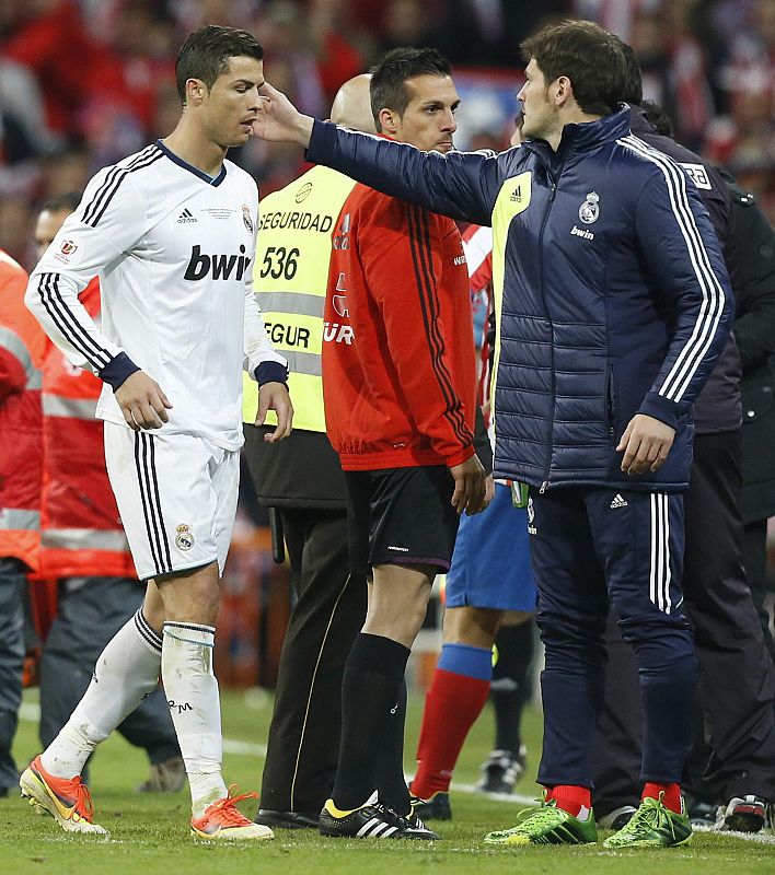 Cristiano Ronaldo es consolado por Casillas una vez expulsado