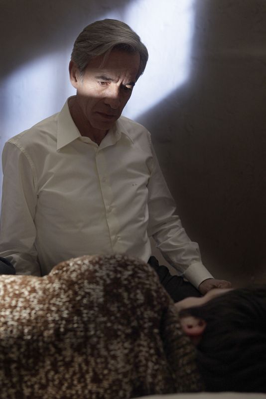 En mitad de sus pesadillas, Carlos siente a sus padres junto él, arropándole en todo momento.