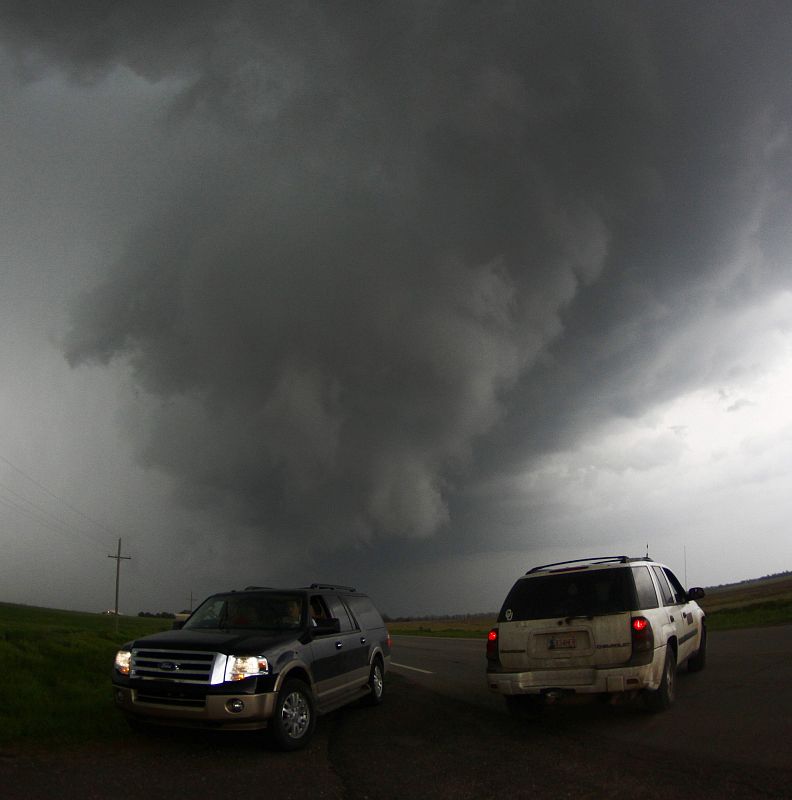 "Cazadores de tormentas" tratando de tomar fotografías del tornado en South Haven, Kansas, cerca de Oklahoma