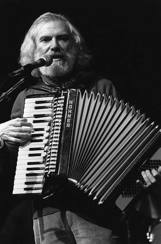 Moustaki actuando en un concierto en la sala de conciertos de Bobino, en noviembre de 1982.