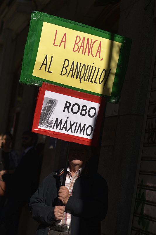 Algunas de las pancartas con las que los afectados por las preferentes se han manifestado frente a la Audiencia Nacional