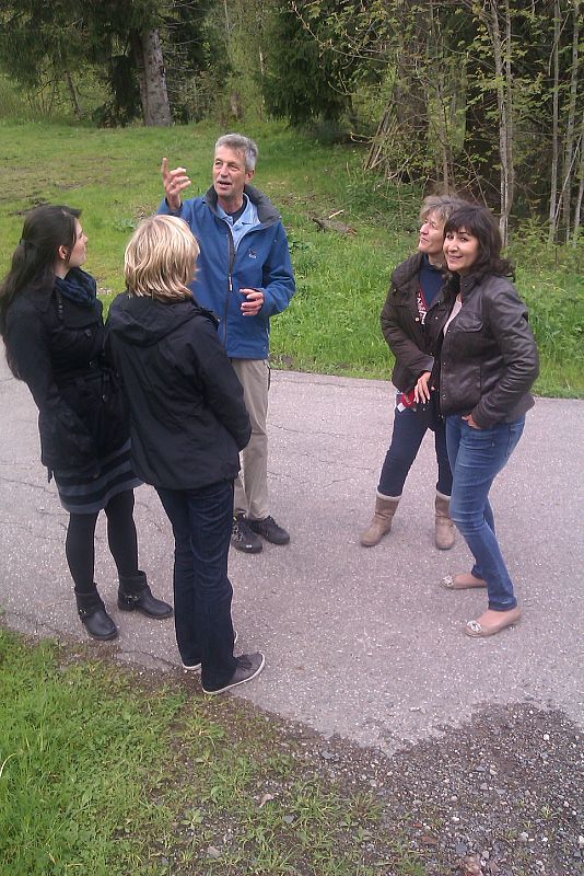 Cuatro de nuestros invitados con Esther García Tierno conociendo las cascadas de Menzenschwand