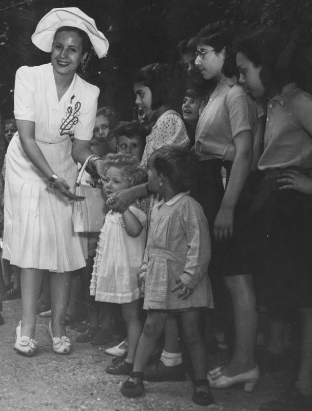 Eva Perón con unos niños