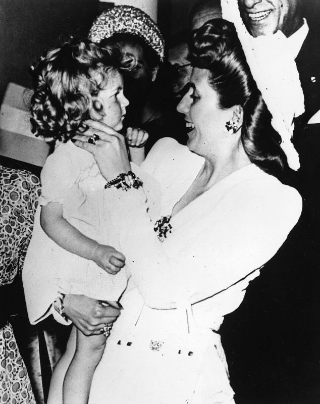 Eva Perón con unos niños en el hotel Ritz de París.