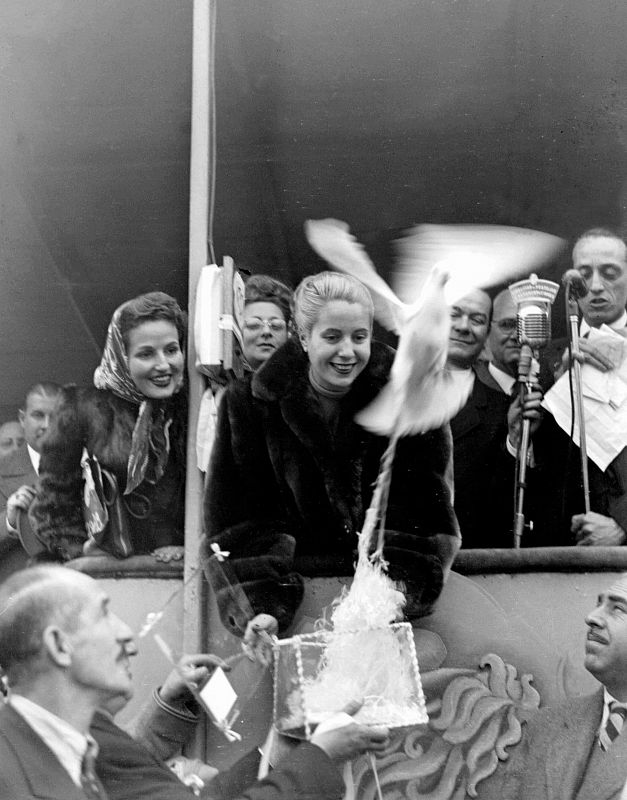 Eva Perón suelta una paloma