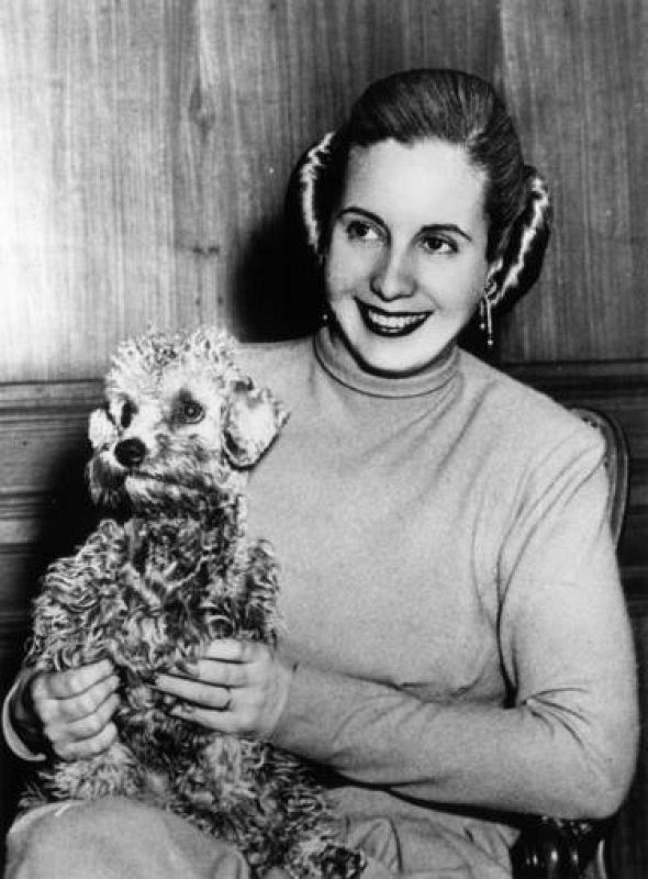 Eva Perón con el pelo recogido, el peinado con el que más se la identifica. 