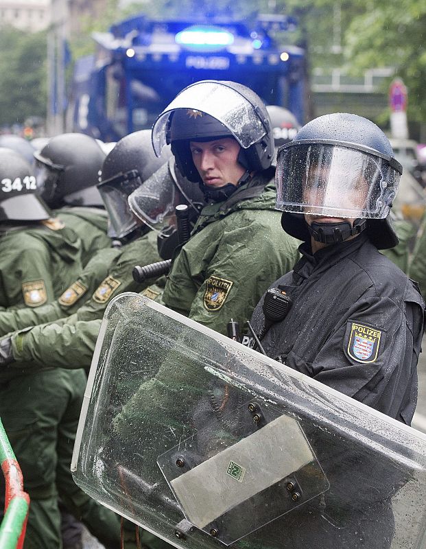 GRUPOS DE MANIFESTANTES INICIAN CONCENTRACIÓN ANTE EL BCE