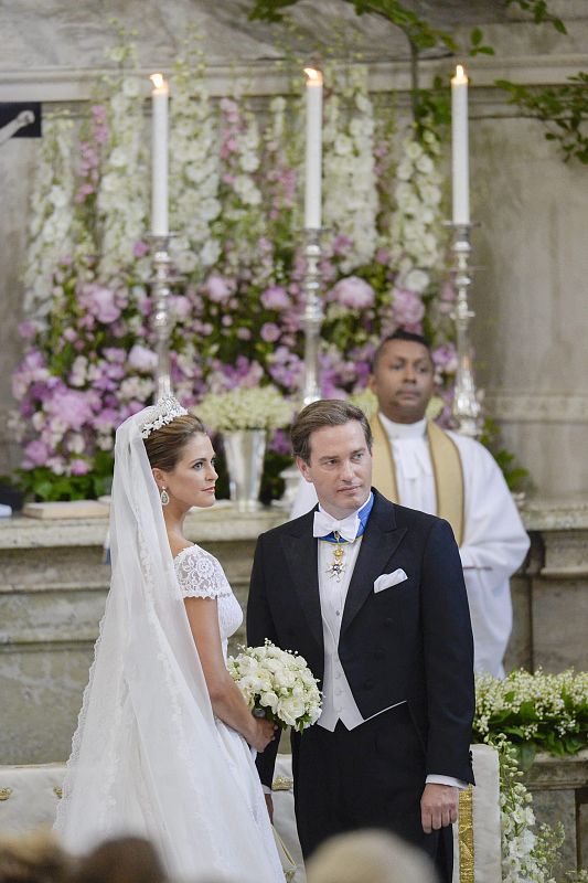 La princesa Magdalena de Suecia posa junto a su marido tras la ceremonia.