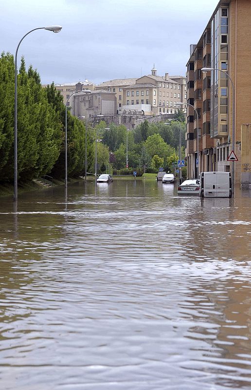 Una calle inundada de un barrio de Pamplona