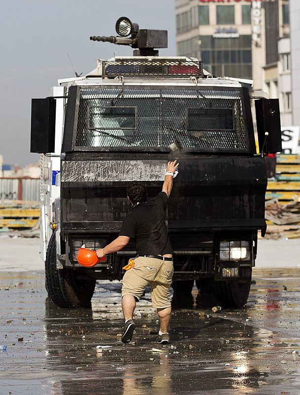 LA POLICÍA CONTROLA LA PLAZA DE TAKSIM DE ESTAMBUL, TRAS ENTRAR A LA FUERZA