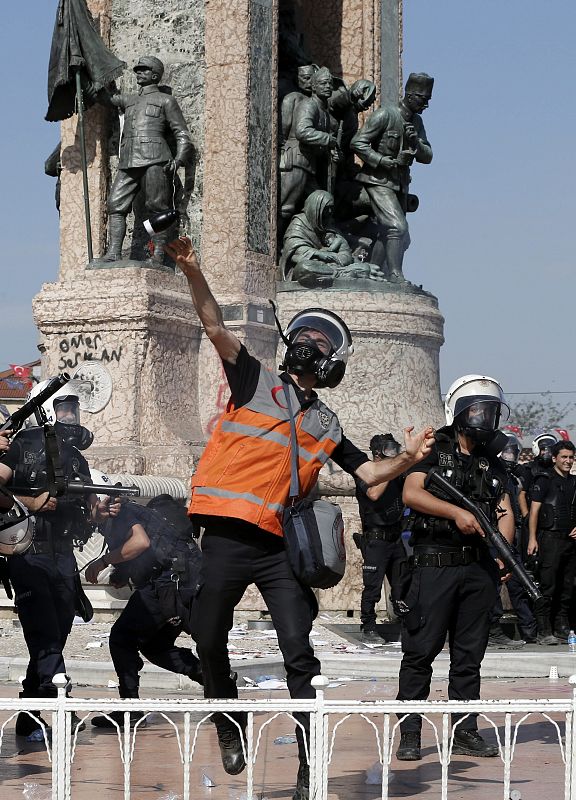 LA POLICÍA CONTROLA LA PLAZA DE TAKSIM DE ESTAMBUL, TRAS ENTRAR A LA FUERZA