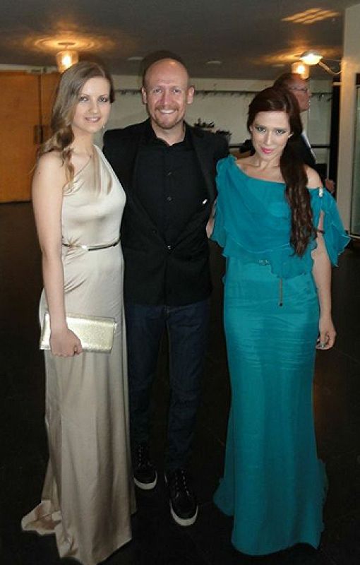 Milena, Javier y Mey Green, los tres musicos/coristas que acompañarán a El Sueño de Morfeo sobre el escenario del Malmó Arena en la gran final de Eurovisión. Nuestras chicas, guapísimas con vestidos largo de la firma madrileña AnMargo