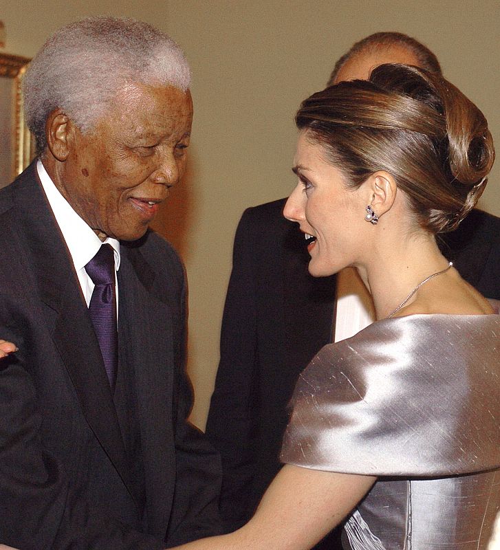 La princesa Letizia y Nelson Mandela en la cena de gala anterior a la boda de los Príncipes de Asturias