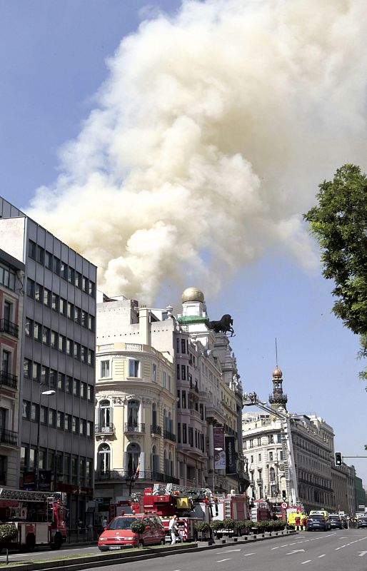 OCHO DOTACIONES DE BOMBEROS TRATAN DE EXTINGUIR INCENDIO EN EL TEATRO ALCÁZAR