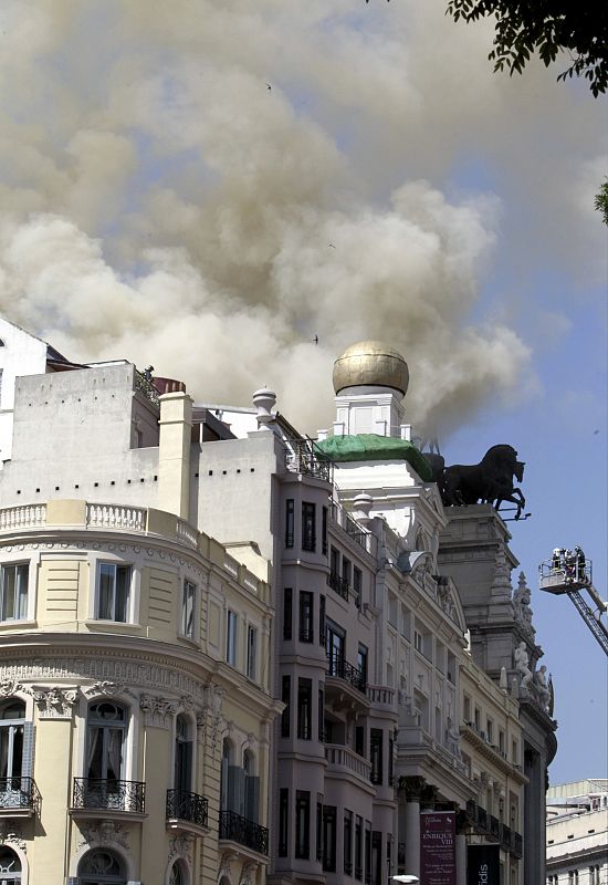 OCHO DOTACIONES DE BOMBEROS TRATAN DE EXTINGUIR INCENDIO EN EL TEATRO ALCÁZAR