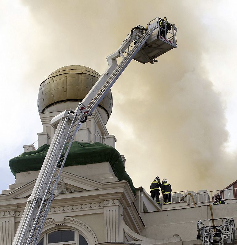 OCHO DOTACIONES DE BOMBEROS TRATAN DE EXTINGUIR INCENDIO EN EL TEATRO ALCÁZAR