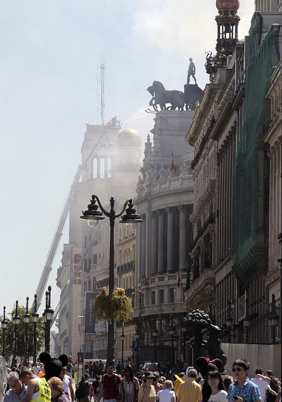 BOMBEROS TRATAN DE EXTINGUIR INCENDIO EN EL TEATRO ALCÁZAR