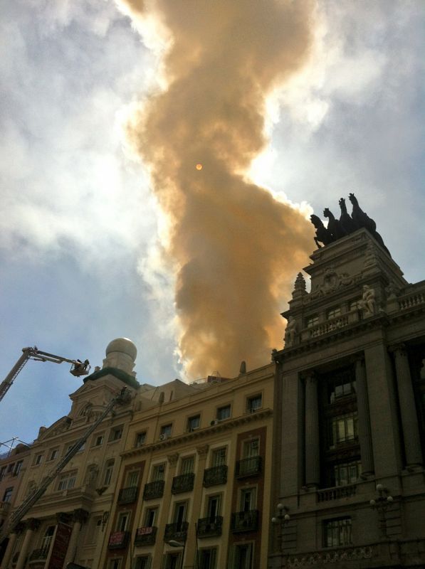 El fuego ha obligado a desalojar gran parte de los edificios de la  manzana.