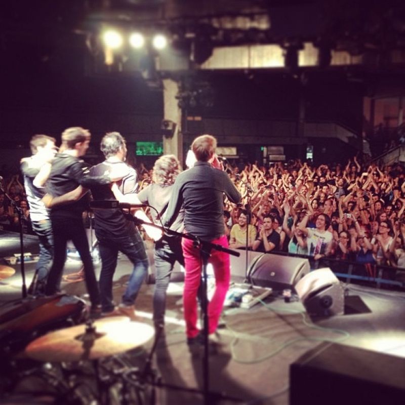 La Habitación Roja saluda al público a final de su concierto en Madrid