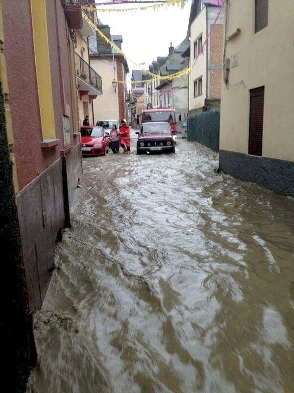 Las precipitaciones afectaban al final de la mañana a al menos nueve municipios de la Vall d'Aran y el Pallars Sobirà (Lleida), con desbordamiento de ríos y corte de suministros que han obligado a la evacuación de más de 200 personas