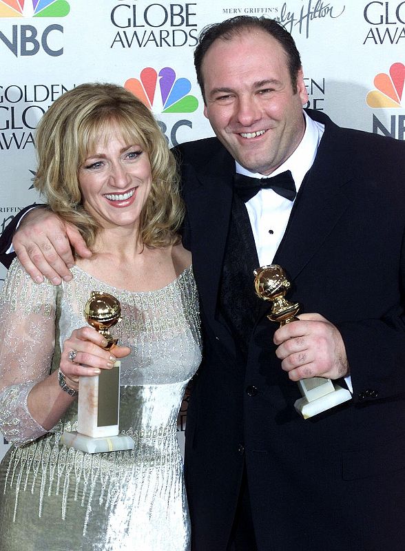 James Gandolfini y Edie Falco con su Globo de Oro de 2000.