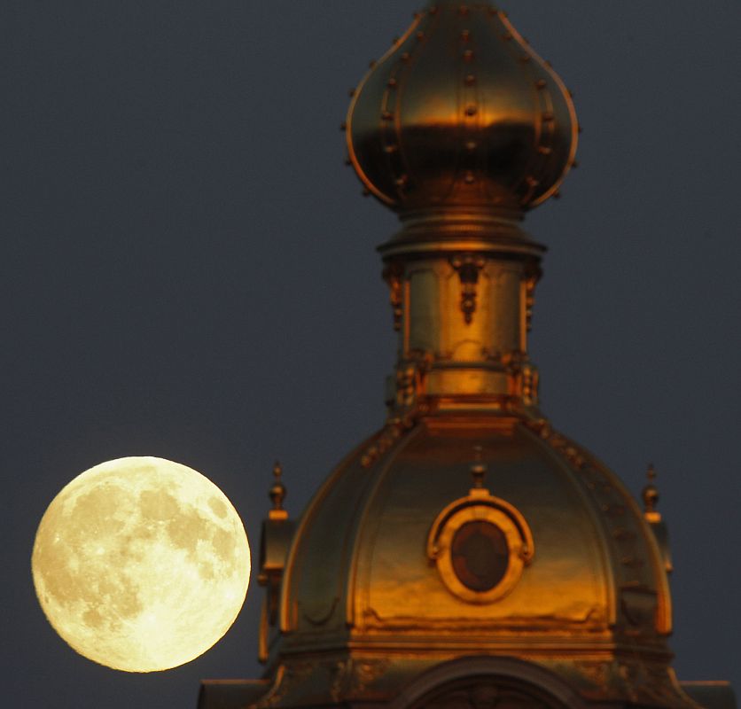La superluna se eleva tras la fortaleza de San Pedro y San Pablo en San Petersburgo