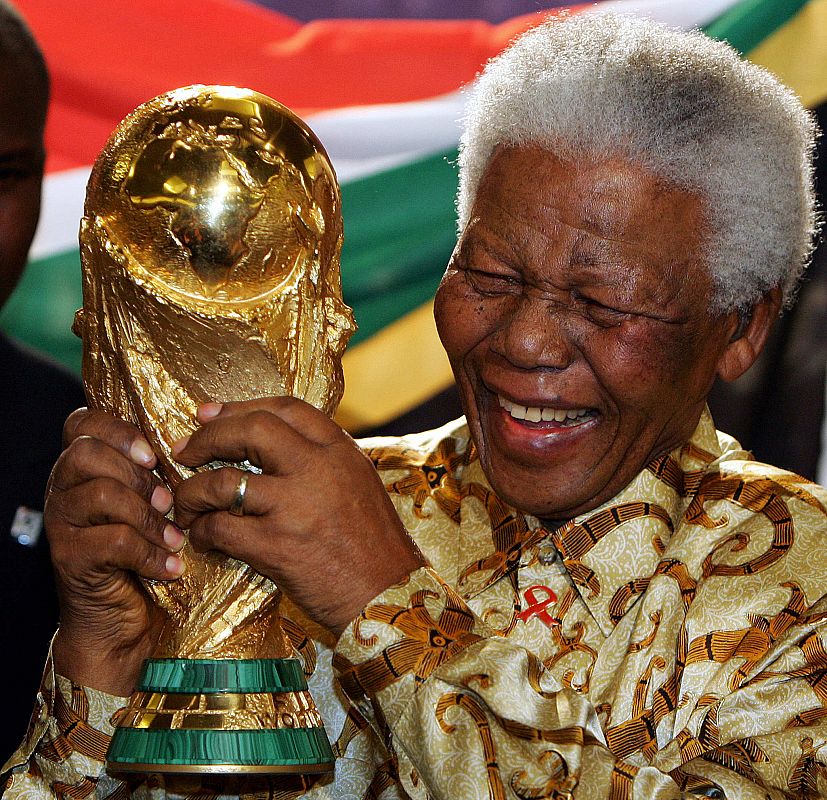 Sosteniendo con una sonrisa la Copa del Mundo el 15 de mayo de 2004 en la sede de la FIFA en Zúrich. Sudáfrica ganó el derecho a organizar la final de la Copa del Mundo de 2010, la primera que jugó en África.