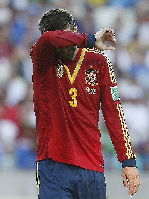 Pique fue otro de los jugadores que más acusó el calor en Fortaleza.