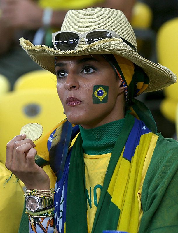 Una aficionada brasileña en el estadio de Maracaná, en Río de Janeiro, momentos antes del comienzo de la final de la Copa Confederaciones 2013.