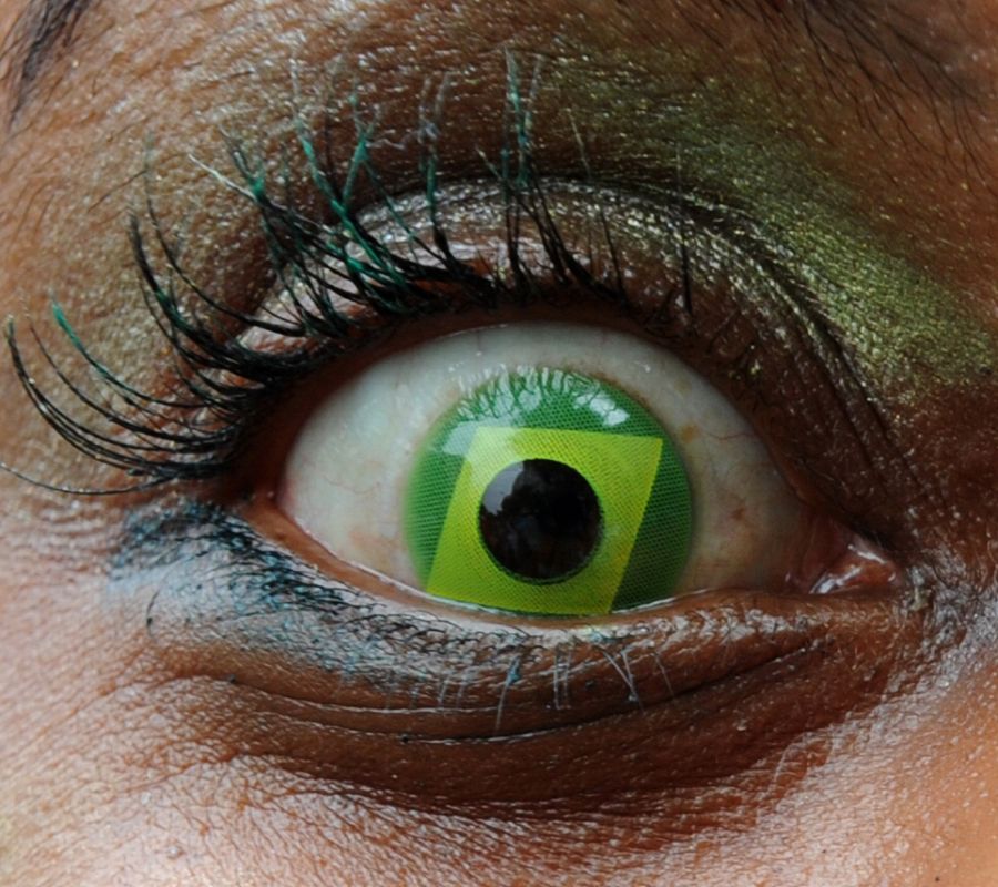 El ojo de una aficionada, con una lentilla de la bandera nacional brasileña.