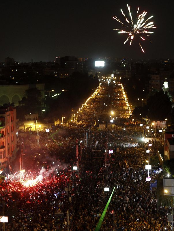 Manifestantes opositores al presidente Morsi se concentran frente al placio presidencial El-Thadiya, en El Cairo.