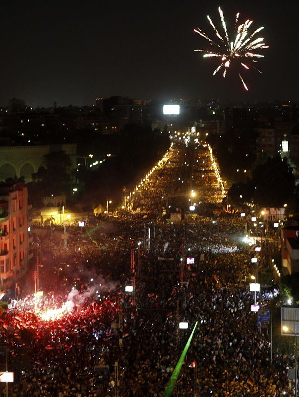 Manifestantes opositores al presidente Morsi se concentran frente al placio presidencial El-Thadiya, en El Cairo.