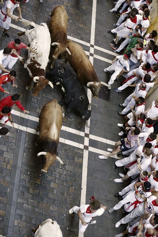 Los mozos corren en el inicio de la calle Estafeta.