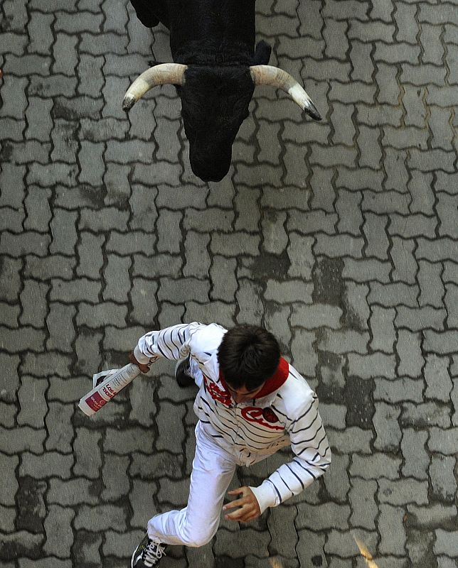 Un corredor a la entrada en la plaza - San Fermín 2013