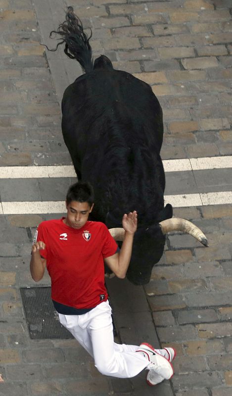 Un mozo tiene apuros ante uno de los toros de Valdefresno