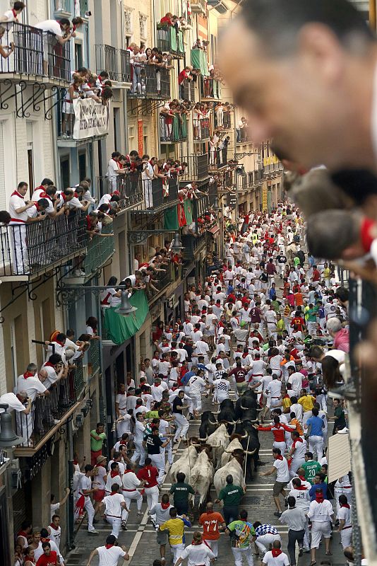 Balcones llenos para ver a los toros de la ganadería salmantina de Valdefresno en el tercer encierro de los Sanfermines 2013.