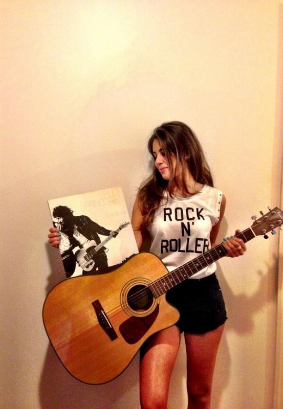 Fotografía de Jordana con su guitarra y el CD Born to run