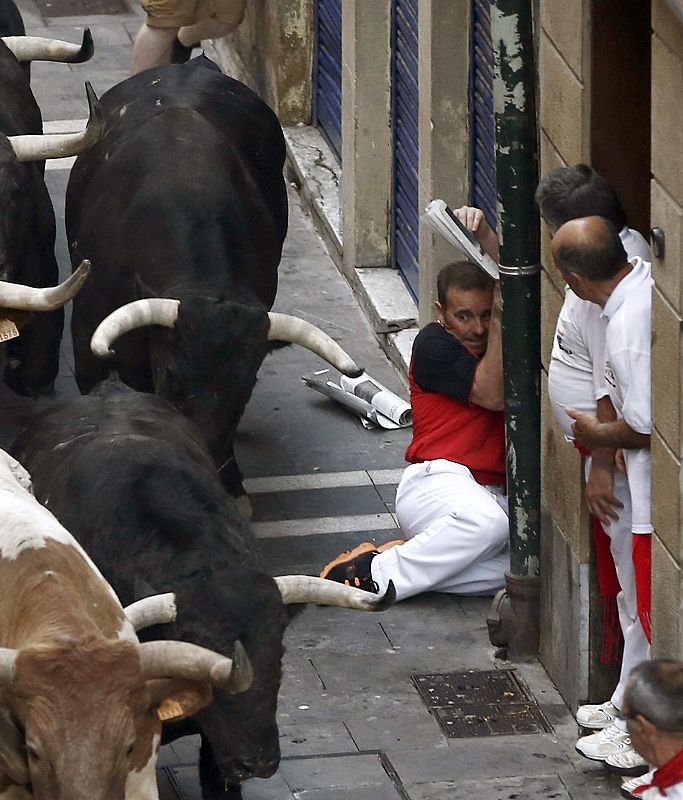 Otro corredor es arrinconado por la manada a su paso por la calle Estafeta