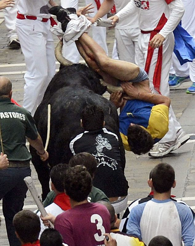 El momento más angustioso se ha vivido en la calle estafeta con un toro descolgado que se ha ensañado con un joven