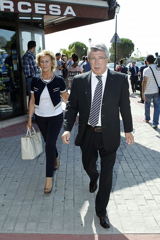 El presidente del Atlético de Madrid, Enrique Cerezo, también ha acudido al velatorio para dar su último adiós a la periodista.