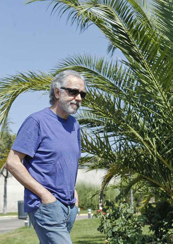 El director de cine, Fernando Trueba, a su llegada a la capilla ardiente de Concha García Campoy. El mundo del cine también ha querido rendir homenaje a la periodista.