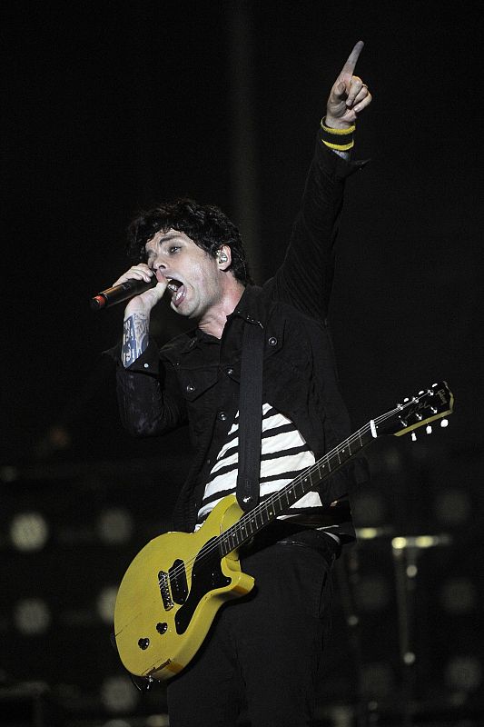 El vocalista, compositor y guitarrista estadounidense de la banda de punk rock Green Day, Billie Joe Armstrong, en un momento de su actuación durante el festival de música Bilbao BBK Live.