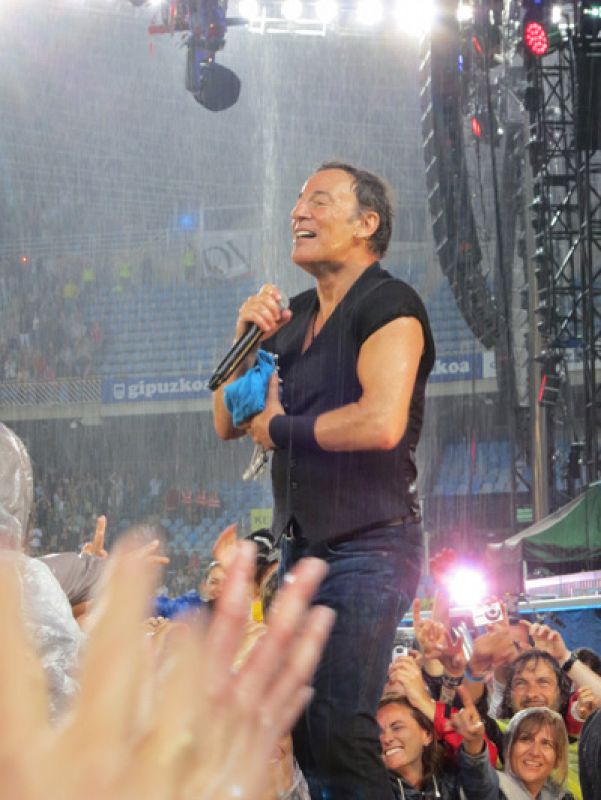 Fotografía de Bruce Springsteen en un concierto lloviendo