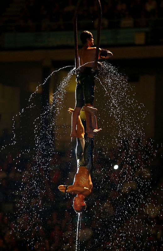 Dos acróbatas, en acción durante la ceremonia de inauguración.