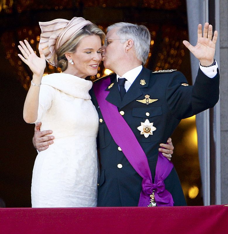 Los nuevos reyes de Bélgica se besan.